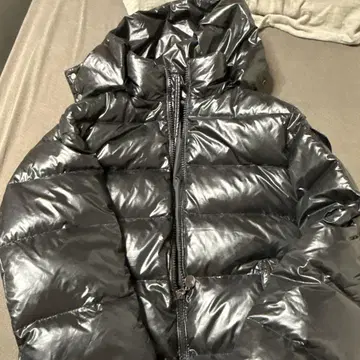 블랙 후드 부착 다운 자켓