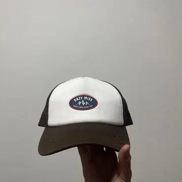 EAZY MISS 트래커 캡 화이트/브라운