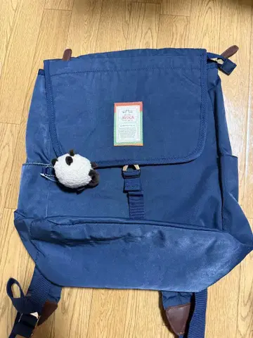 아보카 플랩 백팩 네이비