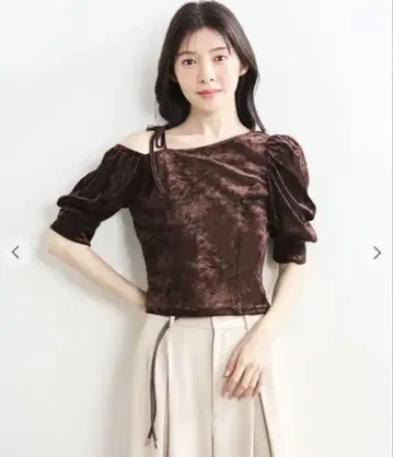 [ 새상품급 ] COCO DEAL 원숄더 벨로아 상의