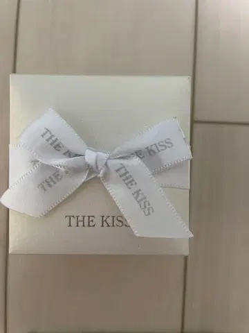 THE KISS 하트형 목걸이