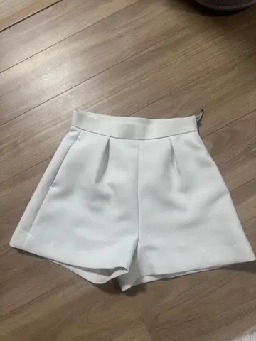 sheller 화이트 숏팬츠