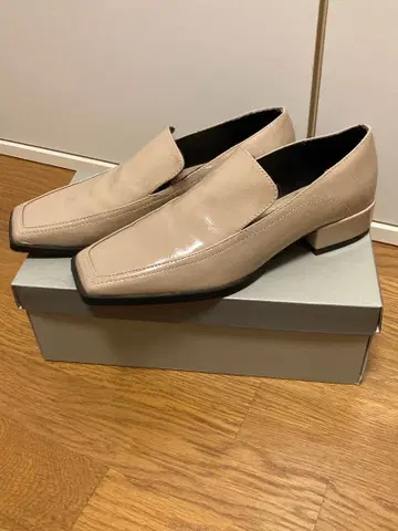 ZARA 베이지 스퀘어토 로퍼 에나멜