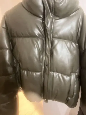 올리브 그린 합성 피혁 다운 자켓