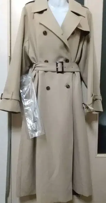 베이지 더블 브레스트 롱 트렌치코트