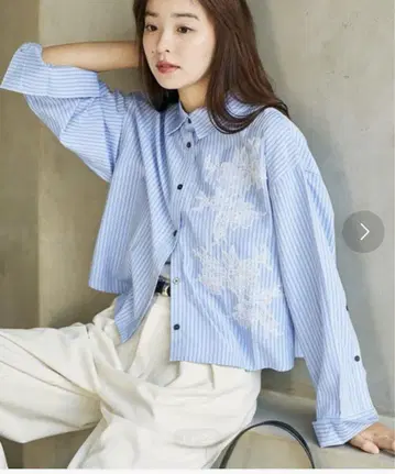 프릭스스토어 PUBLUX 플라워 레이스 숏 기장 스트라이프 셔츠