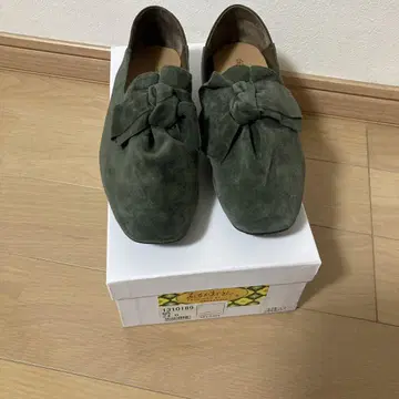 올리브 그린 리본 포함 스웨이드 로퍼