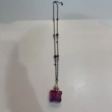 보라색 꽃 무늬 펜던트 목걸이 ANNA SUI
