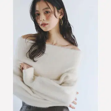 신상 아뉴앙스 라쿤폭스 오프숄더 니트 풀오버 에크루