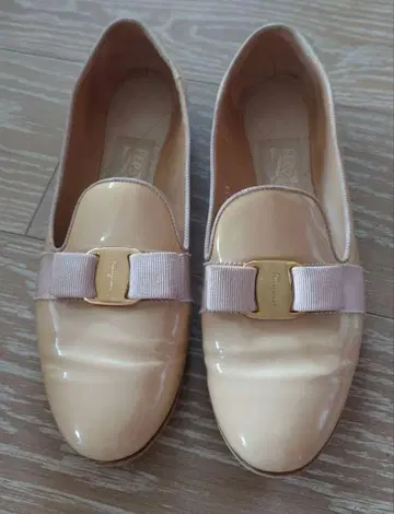 발꿈치 교체 완료 FERRAGAMO 에나멜 베이지 플랫 7.5 M