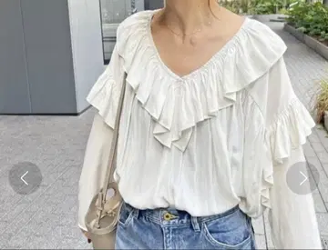 [새상품급] Spick & Span 프릴 V넥 긴팔 셔츠 내추럴