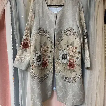 그레이스풀 스마일 꽃무늬 자수 롱 코트