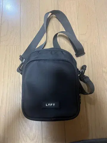 LYFT 블랙 숄더백