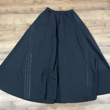 adidas 블랙 플레어 스커트