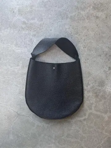 핸더 스킴 블랙 핸드 백 23SS