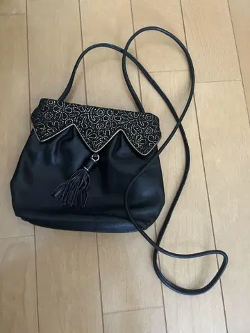 블랙 자수 숄더백