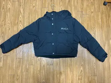 RVCA 블랙 크롭 다운 자켓
