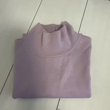 라벤더 터틀넥 슬리브리스 스웨터