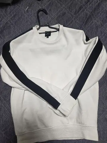 Armani Exchange 화이트 맨투맨