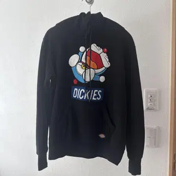 DICKIES 블랙 후드티 캐릭터 자수