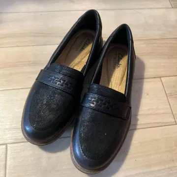 Clarks 블랙 로퍼 합성 피혁