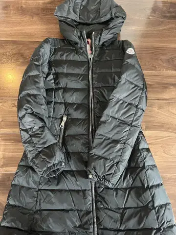 MONCLER 블랙 다운 자켓 일부 가죽 포함, 후드 부착