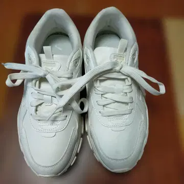 푸마 화이트 꽃무늬 자수 스니커즈