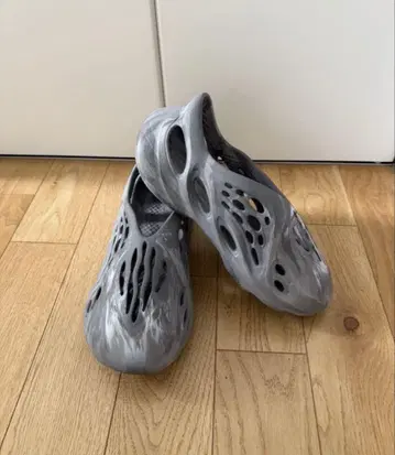 YEEZY 폼 러너 'MX 그래나이트'