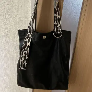 블랙 레오파드 무늬 스트랩 토트백
