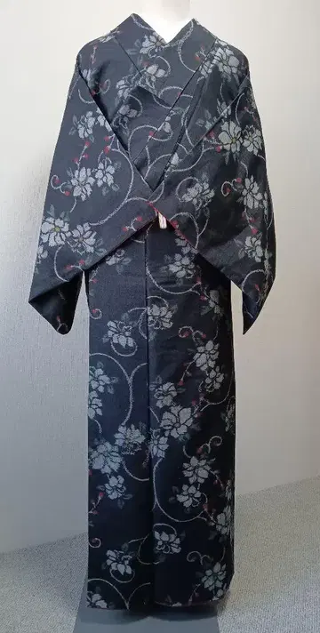 명주 기모노 블랙 베이스에 꽃무늬 이중 기모노 화장 65cm J-8