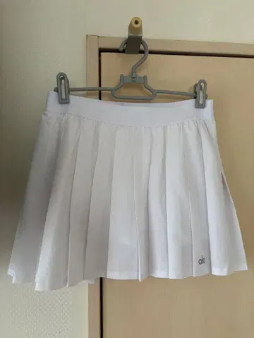 alo yoga 플리츠 스커트 화이트