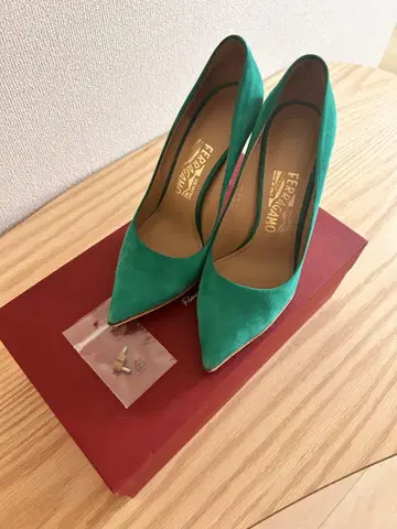 페라가모 그린 스웨이드 하이힐 펌프스