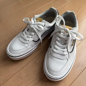 VANS 화이트 스니커즈 25.0cm [ 새상품급 ]