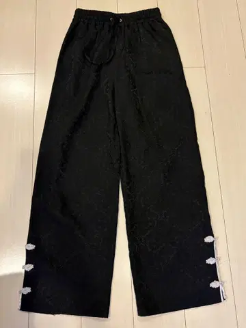 블랙 와이드 팬츠 장식 포함 Jouetie