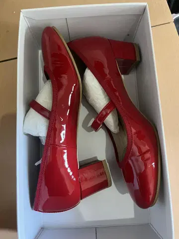 에네스베 빨간색 펌프스 23cm