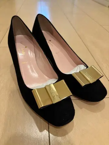 케이트 스페이드 스웨이드 펌프스 골드 리본