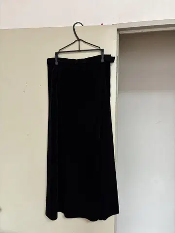 블랙 벨로아풍 스커트
