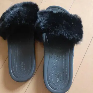 Crocs 퍼 달린 블랙 샌들