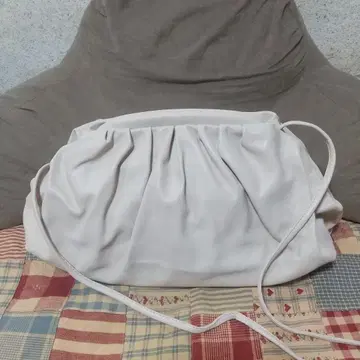 아이보리 개더 숄더백