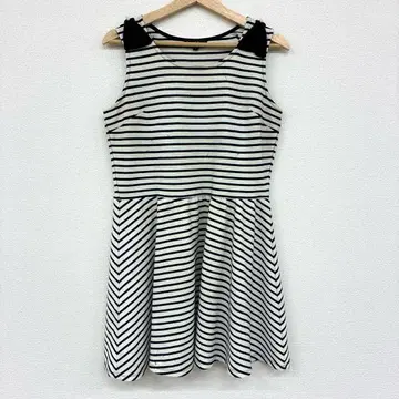 소리데레 화이트 블랙 스트라이프 슬리브리스 원피스