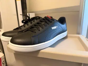 PUMA 블랙 가죽 스니커즈