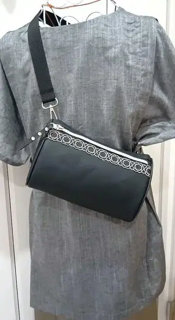 레이스 장식 블랙 바디백