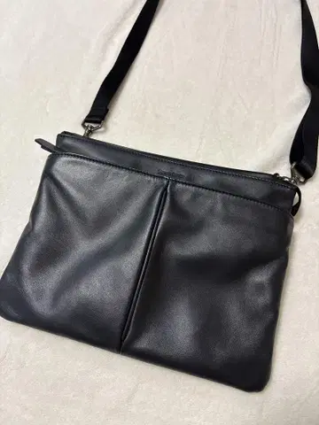 블랙 가죽 숄더백 samsonite