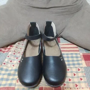블랙 스트랩 슈즈