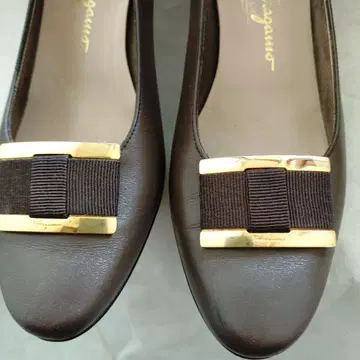 Ferragamo 브라운 가죽 펌프스 리본 포함