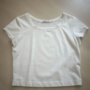 캘빈클라인 가슴 부분이 예쁜 T셔츠