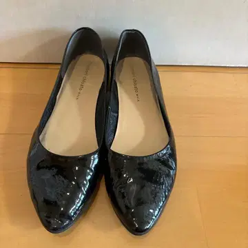 츠모리 치사토 25.5 빅 사이즈 펌프스 블랙 에나멜 소재