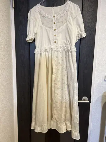 아이보리 반팔 레이스 장식 원피스