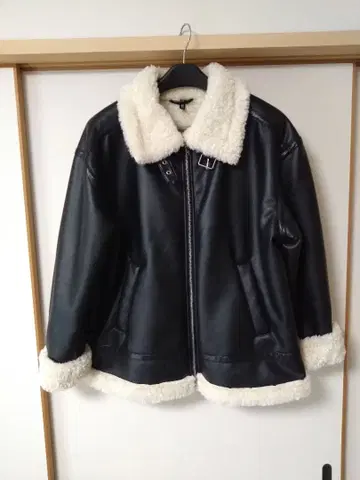 H&M 보아 카라 부착 블랙 가죽 자켓