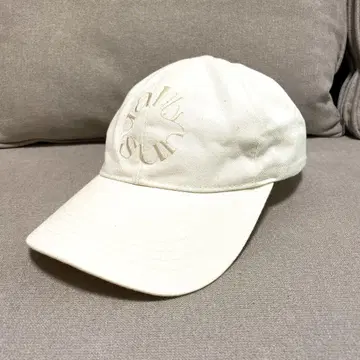 unsually 화이트 자수 로고 캡 모자